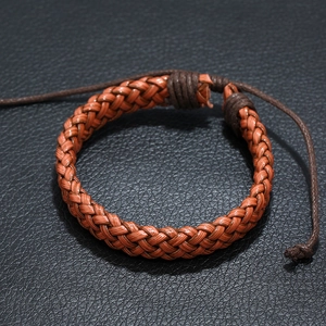 Adjustable braided leather bracelet for men with vintage red-brown hand-woven texture