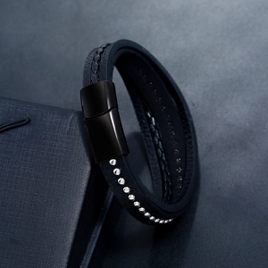 Bracelet multicouche pour homme en cuir tressé noir avec rivets argentés et fermoir