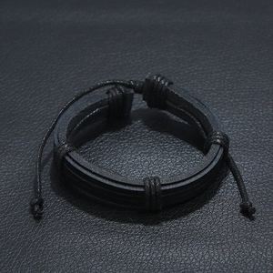 Bracelet multicouche minimaliste en cuir tressé noir pour homme avec fermeture réglable