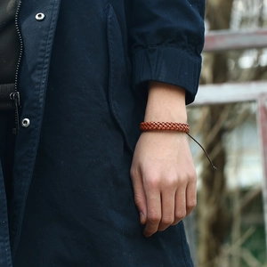 Retro brown braided leather bracelet for men with adjustable drawstring on wrist