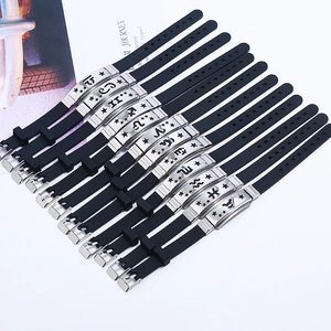 Braccialetti 12 costellazioni in silicone nero con placche in metallo argentato in set completo