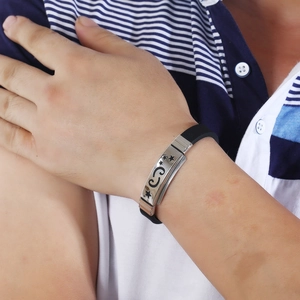 Dettaglio del bracciale in silicone nero con piastra in acciaio inossidabile e segno zodiacale