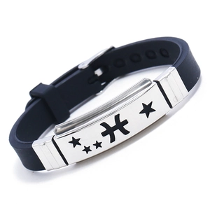 Dettaglio del bracciale Pesci regolabile in silicone nero con acciaio inossidabile lucido