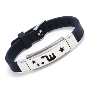 Dettaglio del bracciale Scorpione in silicone nero con placca in acciaio inox incisa