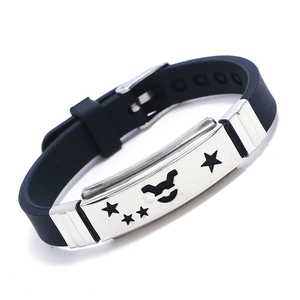 Dettaglio del bracciale zodiaco in silicone nero con stelle in acciaio e fibbia ad ardiglione