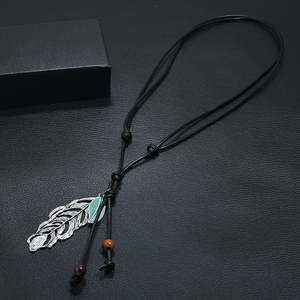 Collier ethnique avec pendentif plume en argent et cordon noir ciré ajustable