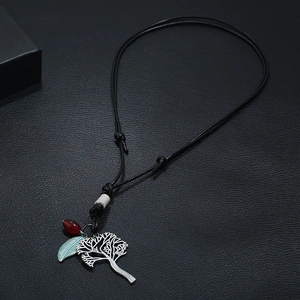 Collier Arbre de Vie en argent avec feuille émaillée bleue sur cordon tressé noir
