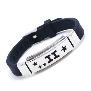 Dettaglio del bracciale Gemelli in silicone nero con piastra in acciaio inox