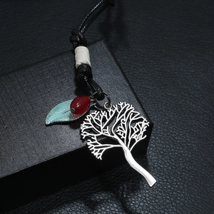 Collier pendentif arbre vintage avec perle rouge et feuille sur cordon tressé noir