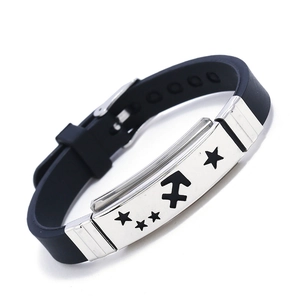 Dettaglio del bracciale regolabile in silicone nero con piastra in acciaio Sagittario