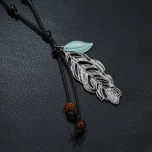 Long collier ethnique rétro avec pendentif plume en alliage et feuille bleue sur cordon