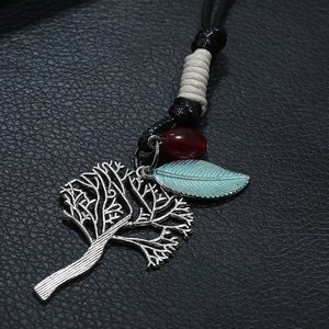 Collier pendentif arbre de vie avec feuille bleue et perle rouge sur cuir noir