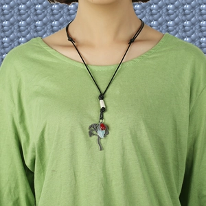 Collier Arbre de Vie rétro avec perle rouge et feuille bleue sur cordon noir