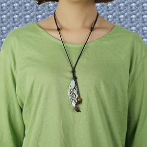 Collier avec pendentif plume bohème et breloques vintage en alliage sur cordon noir