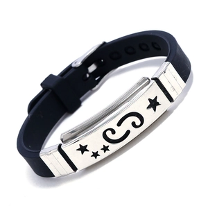 Dettaglio del bracciale zodiacale in silicone nero con piastra in acciaio lucido e stella