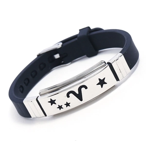 Dettaglio macro del bracciale in silicone Ariete con placca in metallo argento
