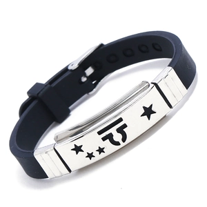 Dettaglio del bracciale Bilancia in silicone con piastra in metallo e fibbia regolabile
