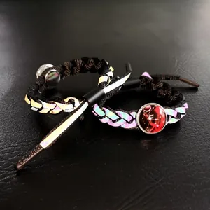 Macro di braccialetti intrecciati riflettenti con ciondoli zodiacali in vetro luminescenti