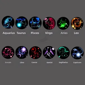 Set dettagliato di 12 ciondoli zodiacali in vetro luminoso con motivi galattici e costellazioni
