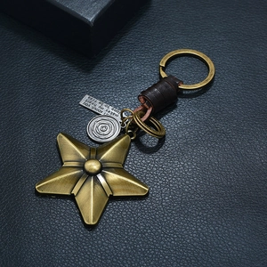 Porte-clés vintage en cuir fait main avec étoile en bronze et breloques gravées