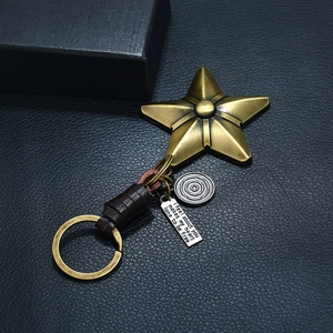 Porte-clés rétro fait main en cuir avec étoile en bronze et pendentifs vintage