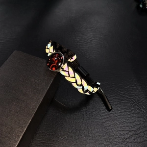 Dettaglio macro del bracciale intrecciato riflettente con pietra zodiacale e chiusura