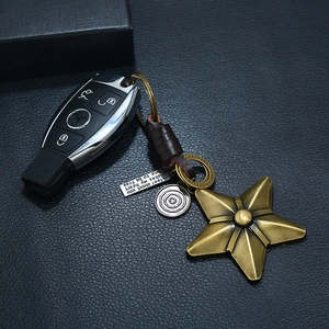 Porte-clés vintage en cuir tressé avec étoile en métal et plaque gravée
