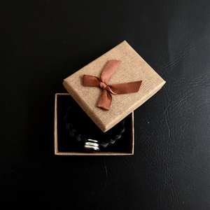 Bracciale intrecciato costellazione luminosa in confezione regalo marrone con nastro