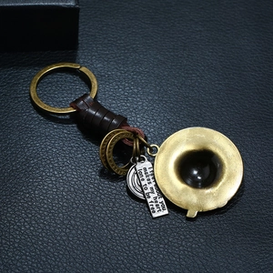 Porte-clés vintage en cuir avec pendentif chapeau et breloques gravées sur cuir noir