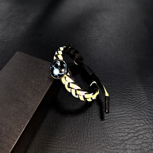 Dettaglio del bracciale intrecciato dello zodiaco con fibra riflettente