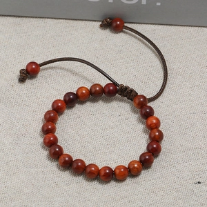 Minimalistisches Armband aus rötlichen Holzperlen mit verstellbarem Kordelzug