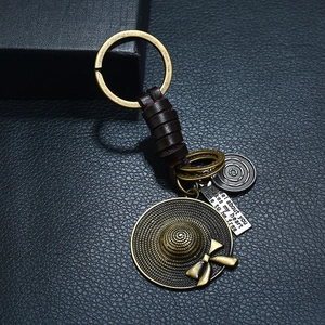 Porte-clés en cuir tressé punk rétro avec pendentif chapeau en bronze et breloques gravées