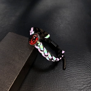 Bracciale intrecciato riflettente dei dodici costellazioni su sfondo in pelle nera