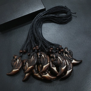Pendentifs griffes lion en résine style tribal avec corde noire et perles bois