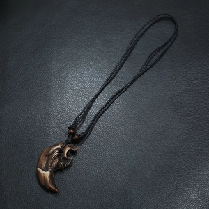Collier tribal punk tête de lion et pendentif dent en résine avec cordon tressé