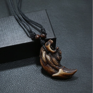 Collier tribal avec pendentif tête de lion en résine et cordon noir tressé