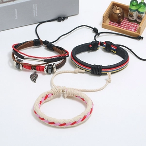 Ensemble de trois bracelets rétro en cuir tressé avec pendentif feuille et cordons