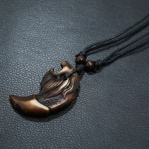 Collier avec pendentif tête de lion et griffe tribale avec cordon noir tressé réglable