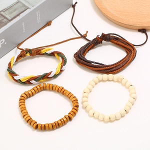 Ensemble de quatre bracelets bohèmes en cuir avec cordes tressées et perles en bois
