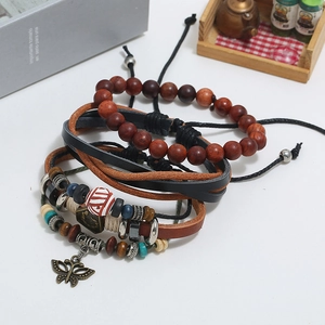 Set di bracciali in pelle bohémien con perline di legno e ciondolo a farfalla