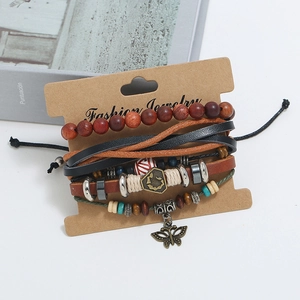 Set bracciali multistrato in pelle intrecciata bohémien con ciondolo a farfalla in bronzo