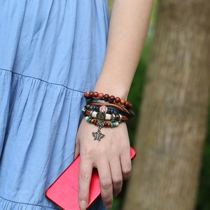 Set di bracciali multistrato in pelle intrecciata boho con perline rosse e ciondolo farfalla