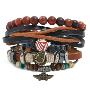 Set di Braccialetti Multistrato in Pelle Vintage Bohemian per Uomo Intrecciato a Mano con Perline in Legno Ciondolo Farfalla