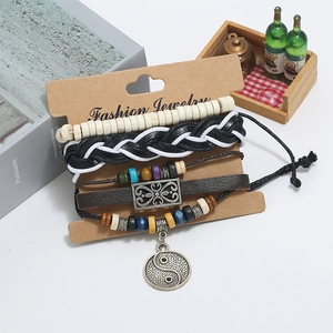 Set punk retrò di quattro bracciali in pelle e perline con un ciondolo Tai Chi