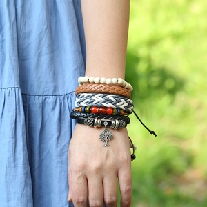 Bracelet multicouche bohème en cuir avec pendentif arbre de vie sur un poignet femme