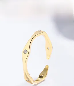 Detail of S925 sterling silver wavy open ring with cubic zirconia and gold plating