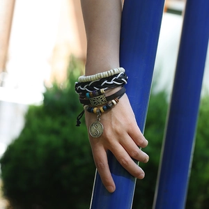 Set di bracciali in pelle multistrato stile boho con perline e ciondolo Yin Yang