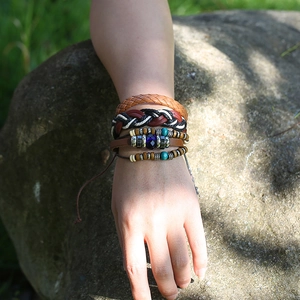 Bracelet multi-rangs rétro en cuir tressé avec perles ethniques et cristal bleu