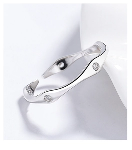Macro view of S925 silver ring featuring wavy design with sparkling zircon stones