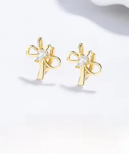 Gros plan détaillé des boucles d'oreilles nœud en argent 925 avec zircons en forme de larme